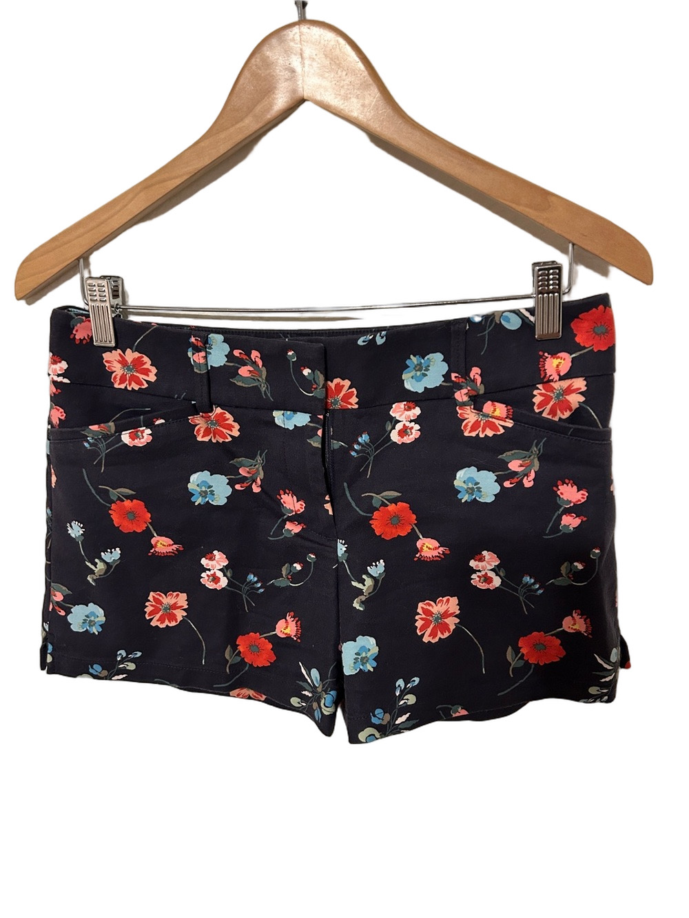 🐕🦺Ann Taylor LOFT the Riviera short Floral Navy Shorts size 2 GUC